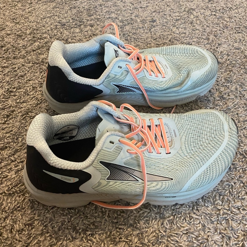 Women’s Athletic Shoes🤍 Size 7.5